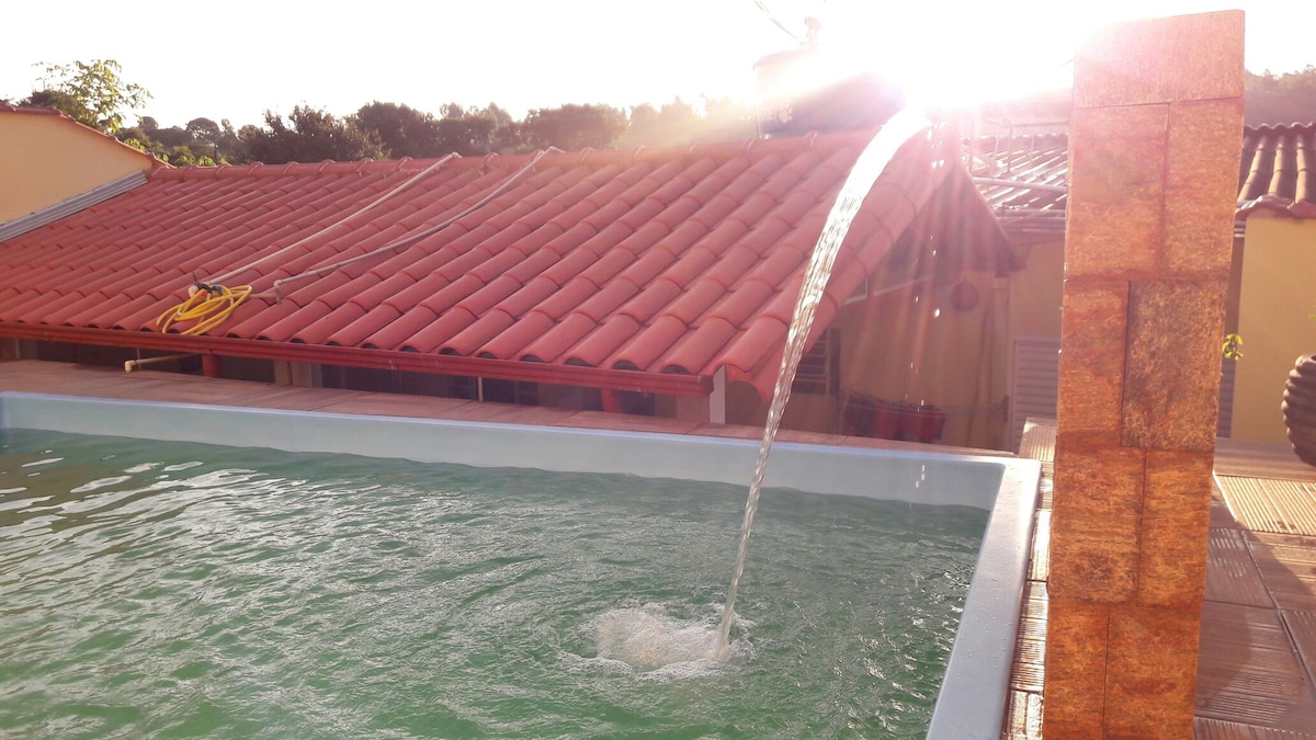 Casa Amarela bela com piscina e churrasqueira