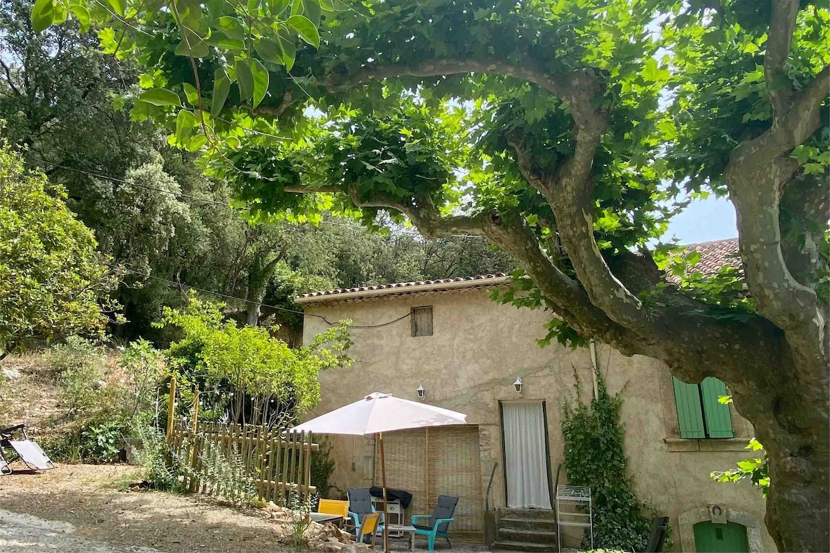 Studio 2 prs dans bastide provençale à la campagne