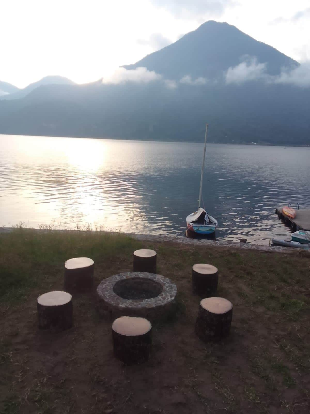 Jacuzzi Piscina Sauna a la Orilla del Lago Atitlan