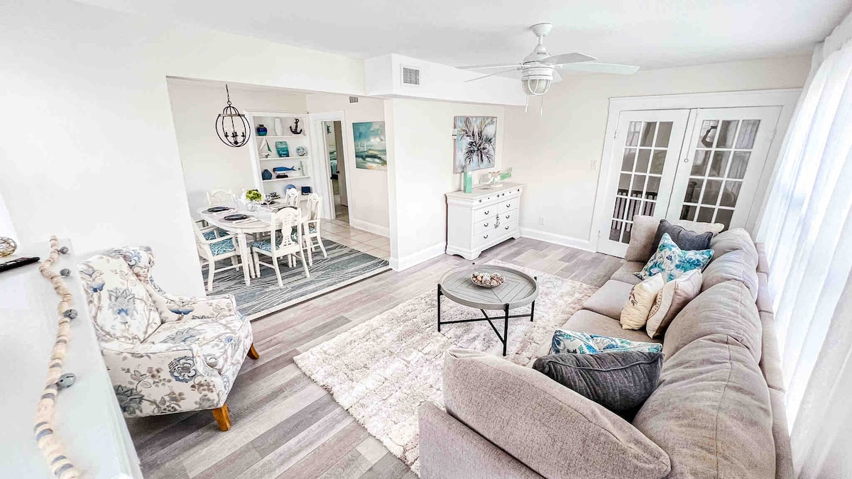 Downtown Bradenton Bliss: 3-Bed Apartment