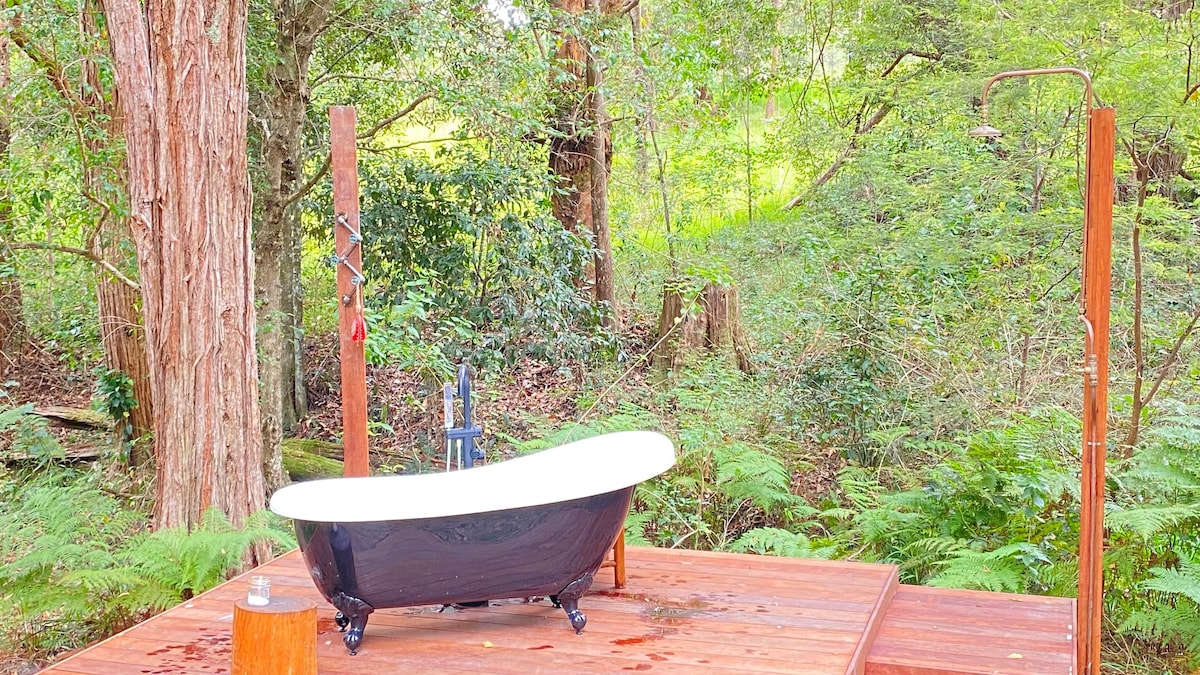 Ikigai - tiny home, swimming pool clawfoot bathtub