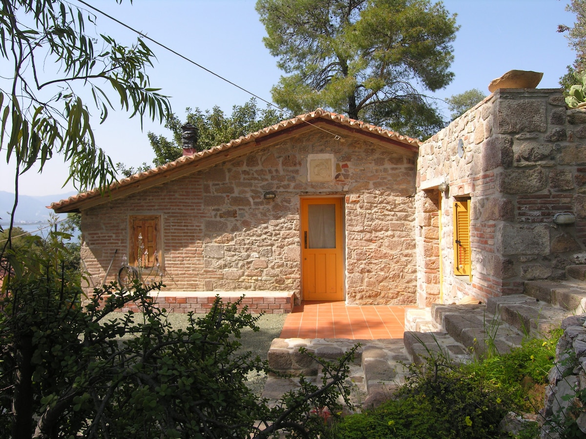 Love Bay Poros的石头建造小屋