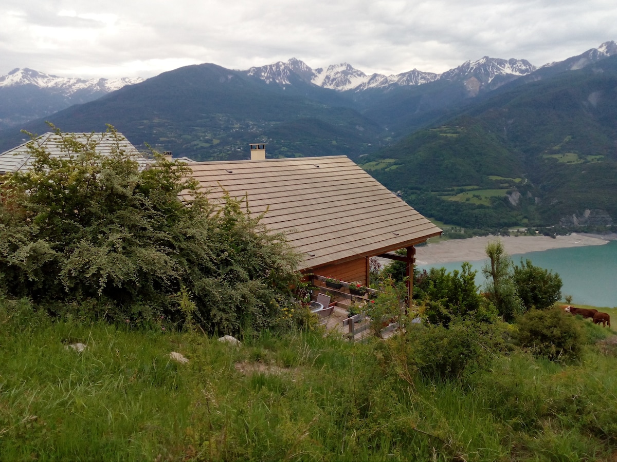 chalet à Puy Sanieres vue sur le lac Serre Ponçon