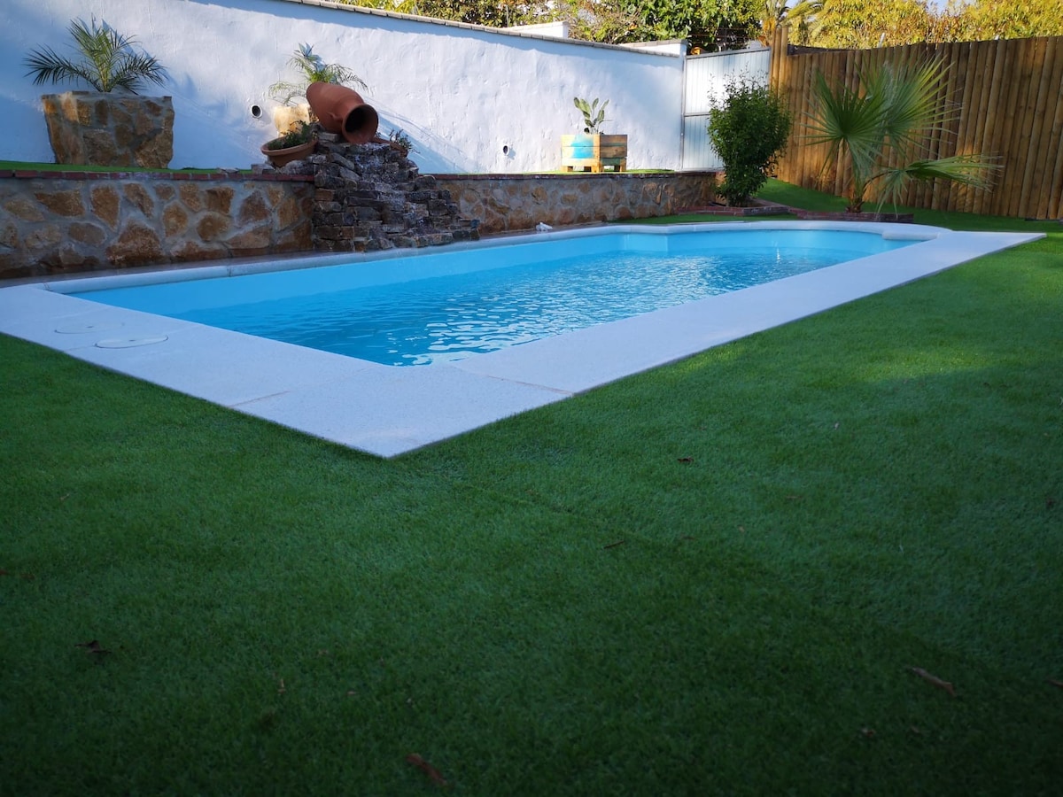 别墅设有花园和私人泳池。
