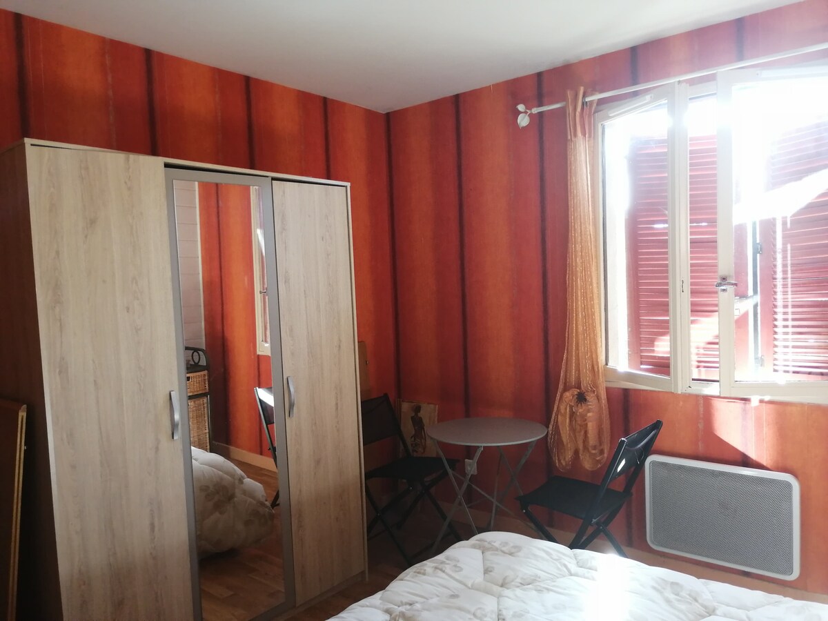 红色房间：大型安静房屋中的独立房间