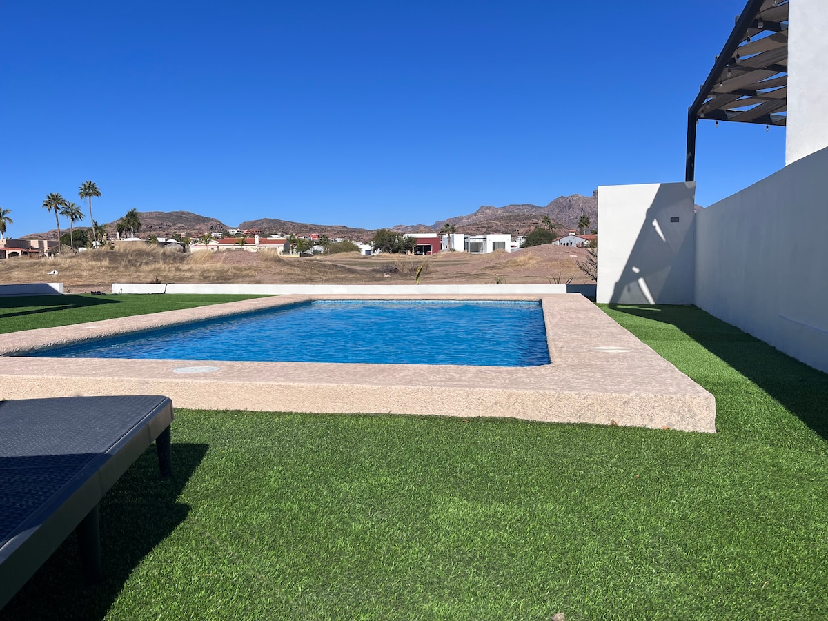 Casa con alberca y vista al campo de golf