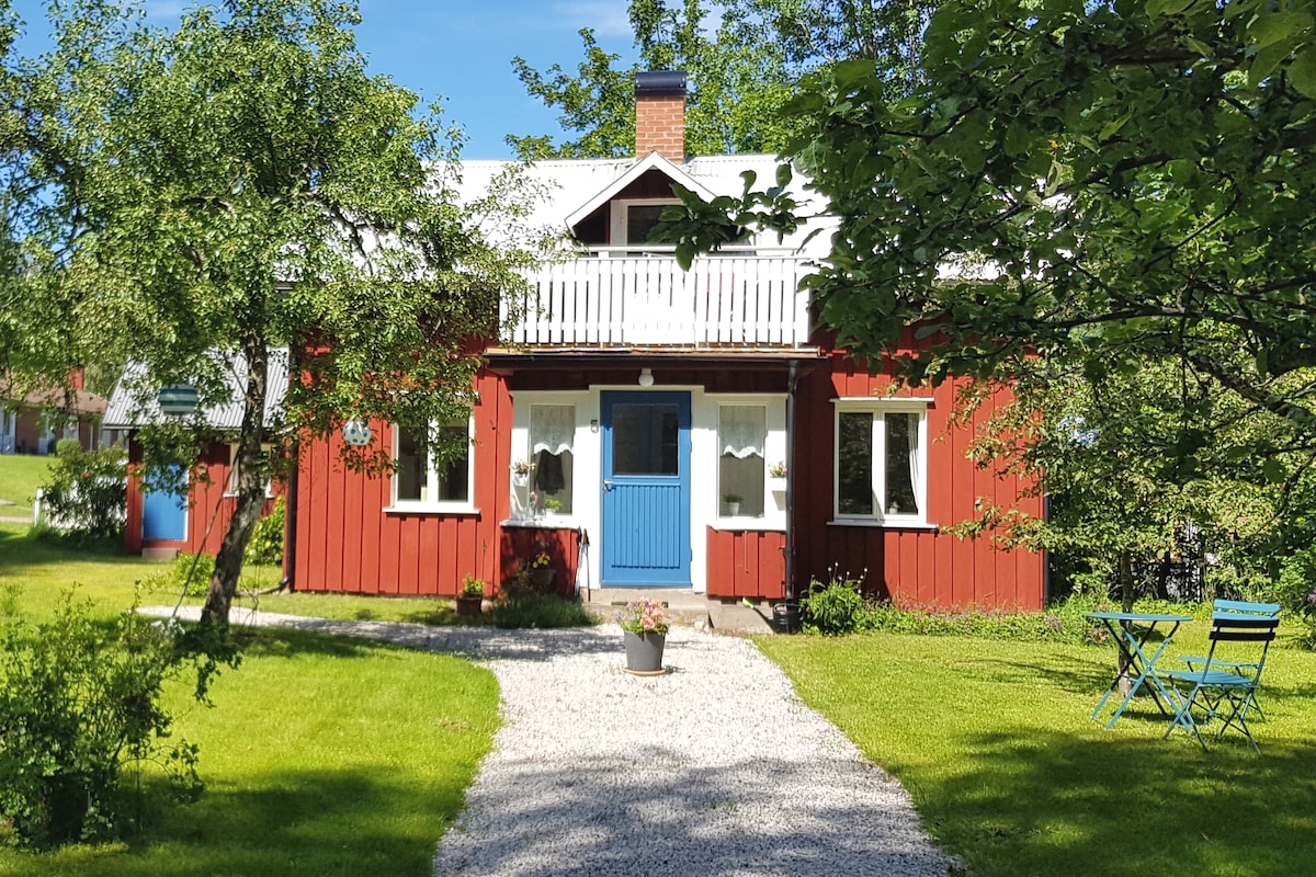迷人的小红屋，位于Dalsland的Fengersfors