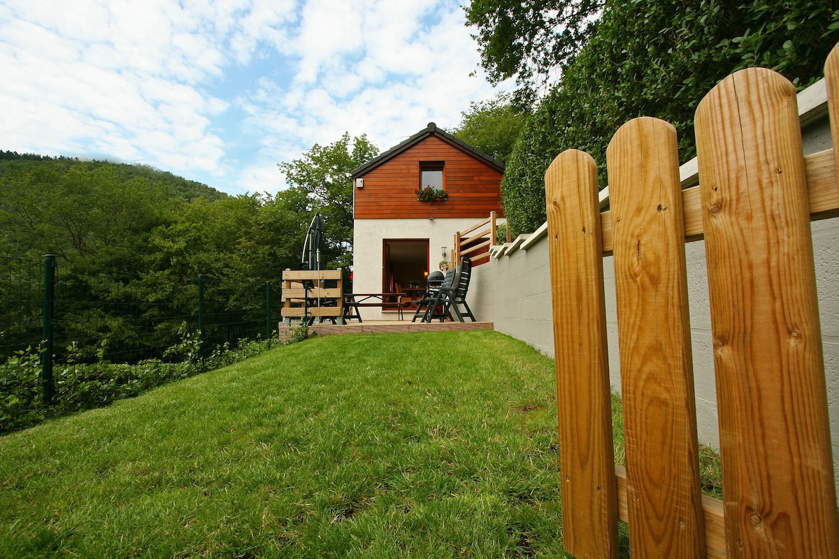 带露台的乡村小屋，可欣赏到山谷的美景。