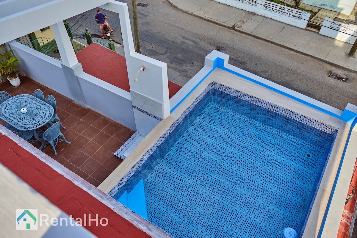 Confortable y privada habitación con piscina.