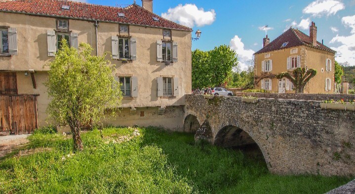 Comfortable family home steps from medieval Noyers