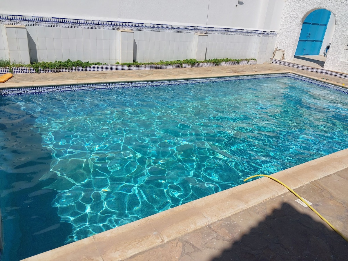 Villa plain-pied dans l'eau avec piscine