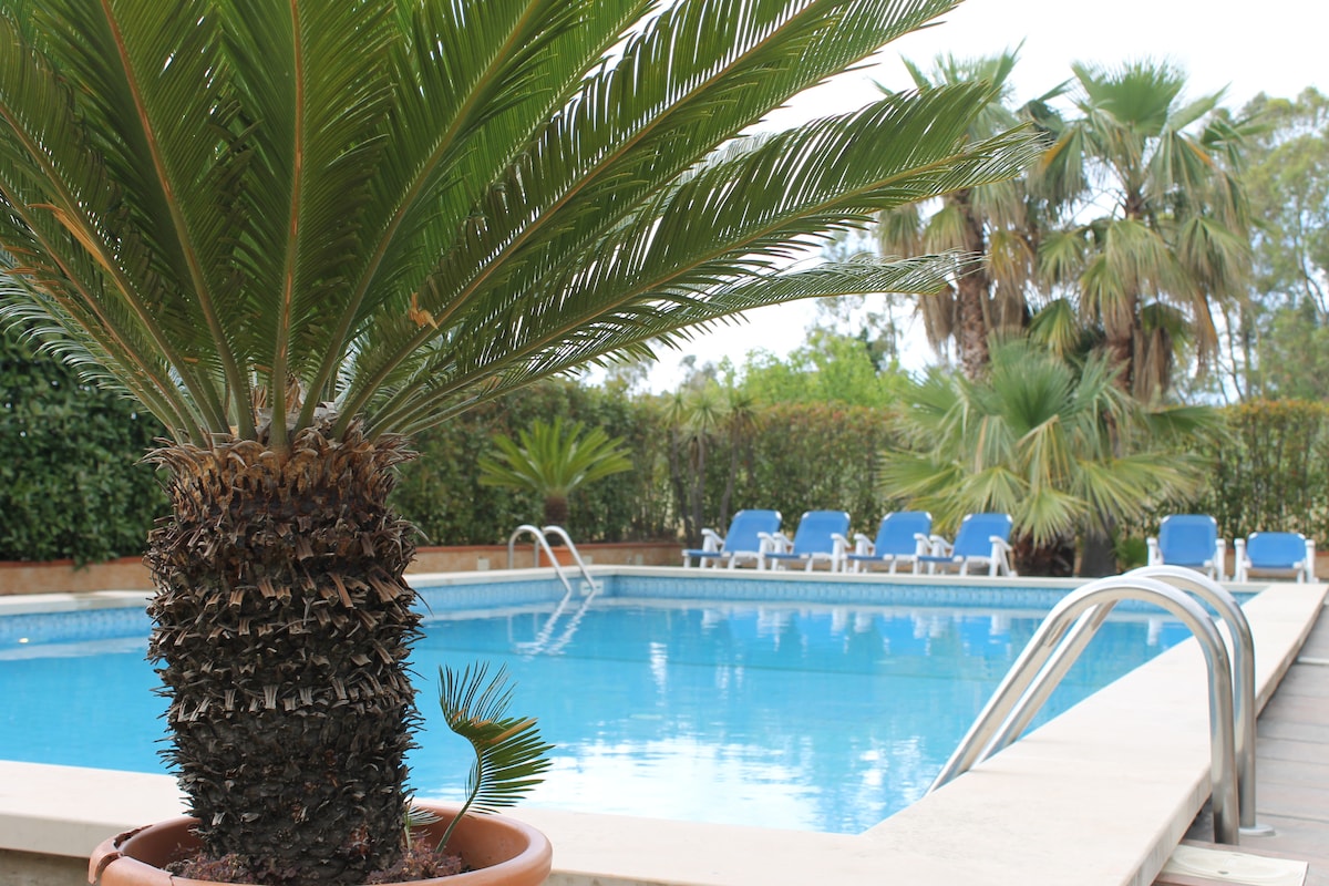 Green Country House Garden and Pool