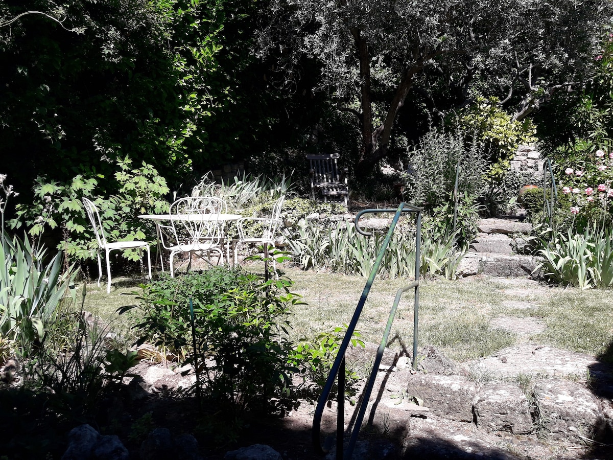 Maison de ville avec jardin dans le vieux village