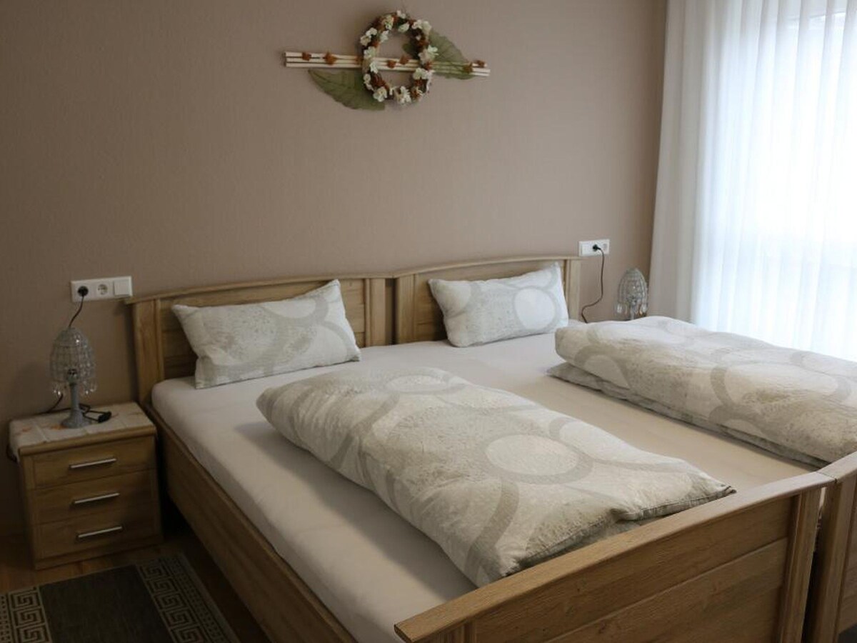 Ferienwohnung am Berg, (Bräunlingen), Ferienwohnung, 90 qm, 2 Schlafzimmer, 1 Wohn-/Schlafzimmer, Terrasse,最多5人