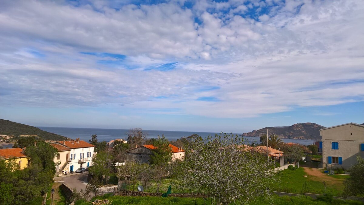 Duplex vue sur la mer au plein coeur du village