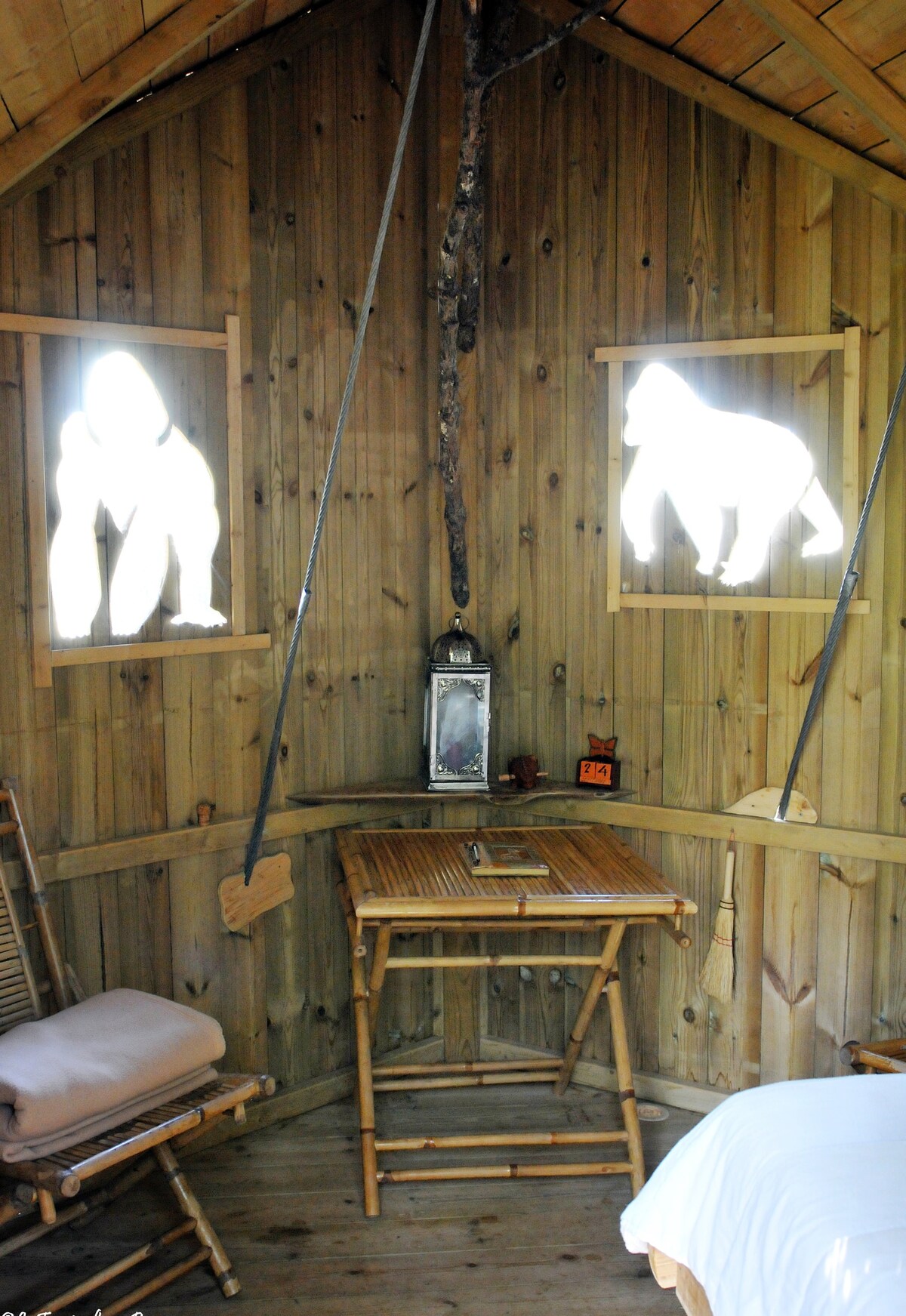 CABANE DANS LES ARBRES A PONT 2 SINGE DES GORILLES