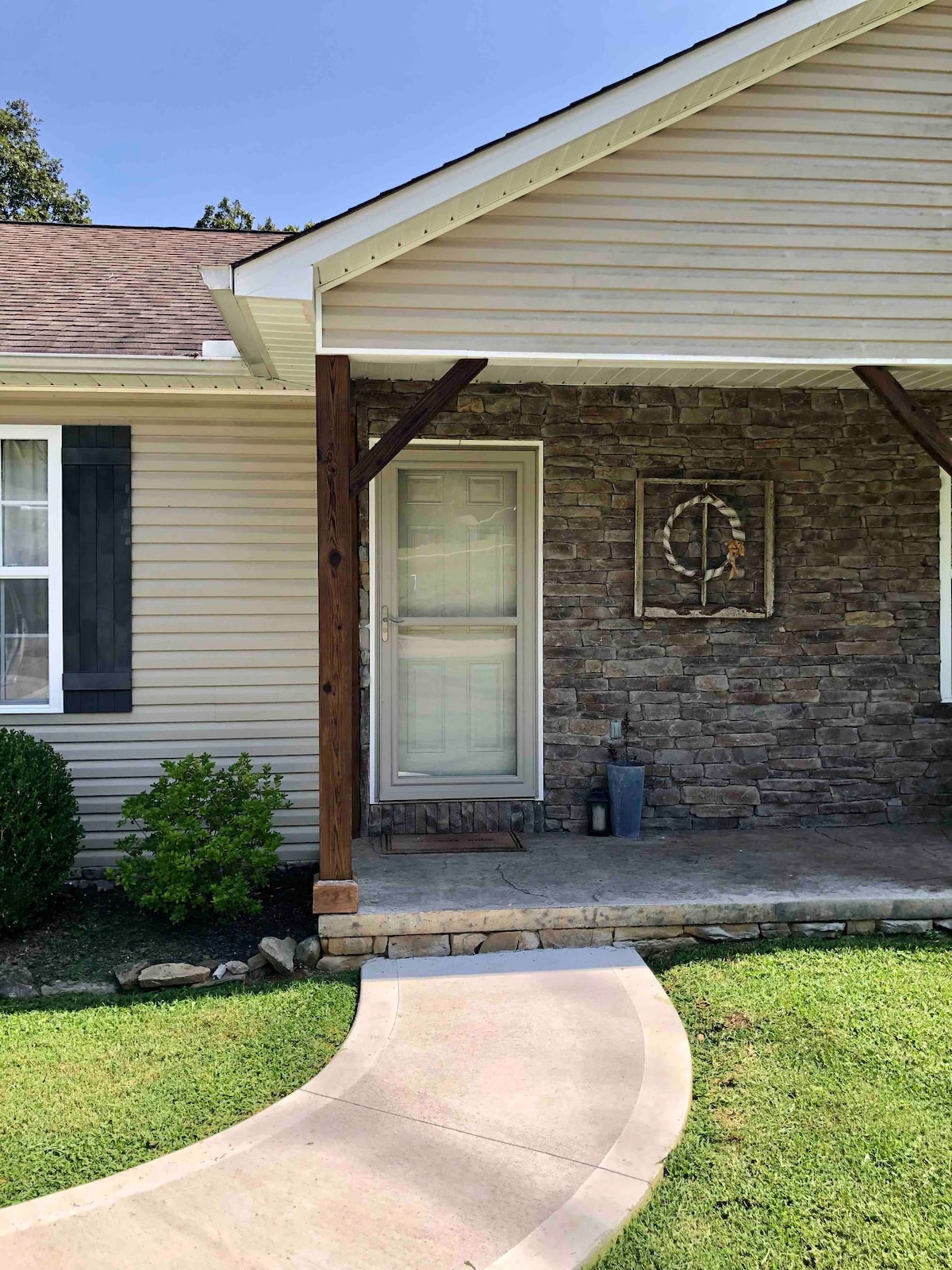 Cheerful 3 bedroom home with outdoor dining