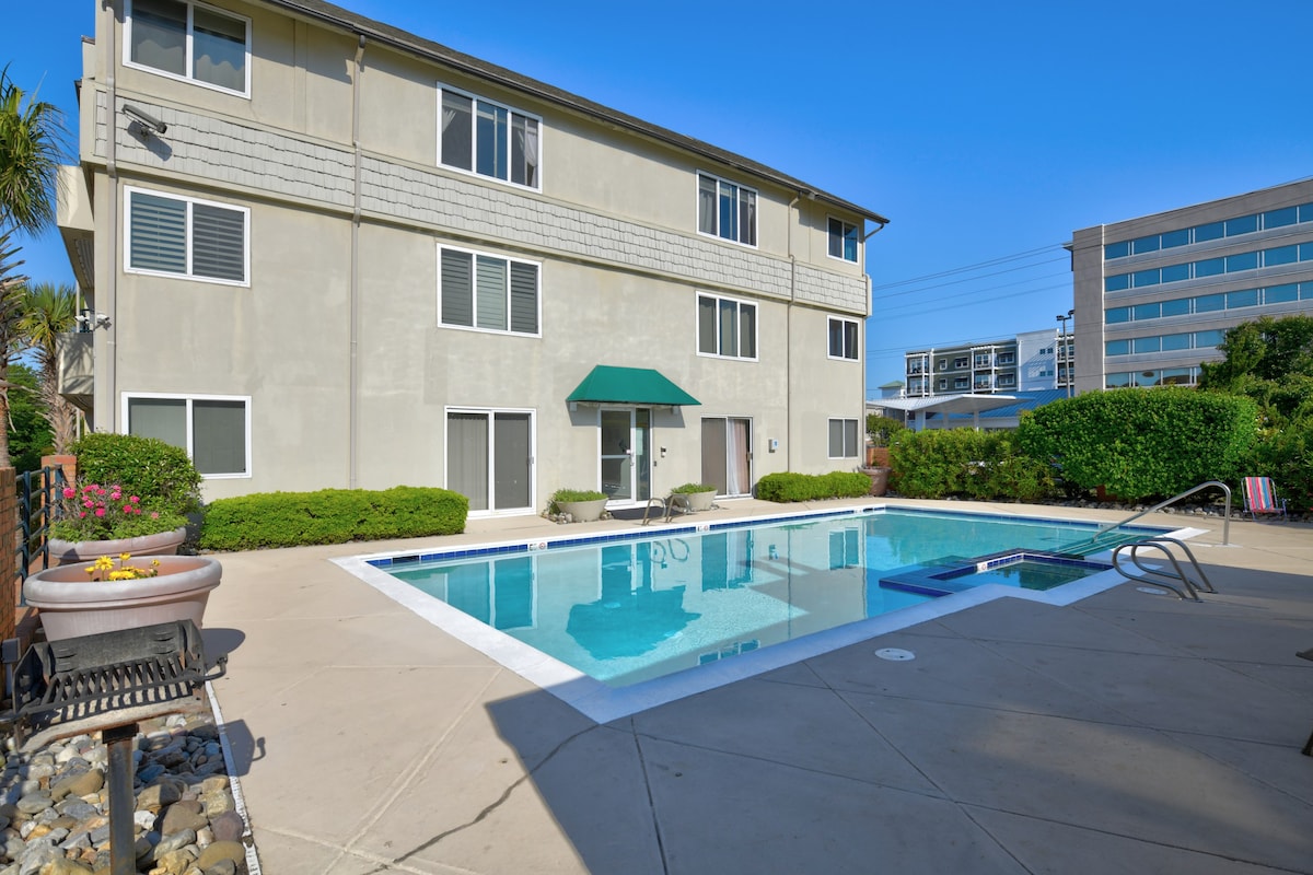 Renovated 2BD/2BA Condo w/Pool, 2 Blocks to Beach!