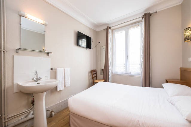 Montmartre-Double room/shared bathroom