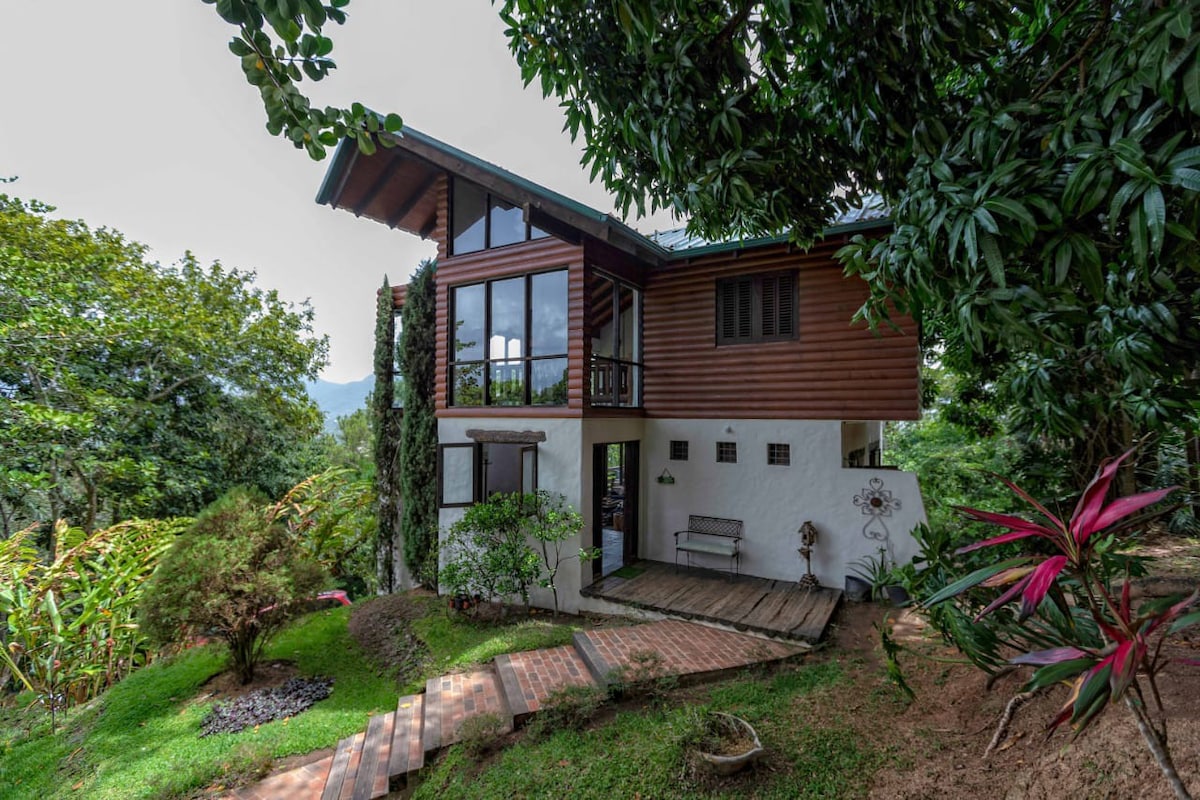 乡村2卧室优雅小木屋，带Jarabacoa山谷景观