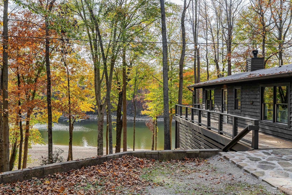 Riverfront cabin near Rock Island