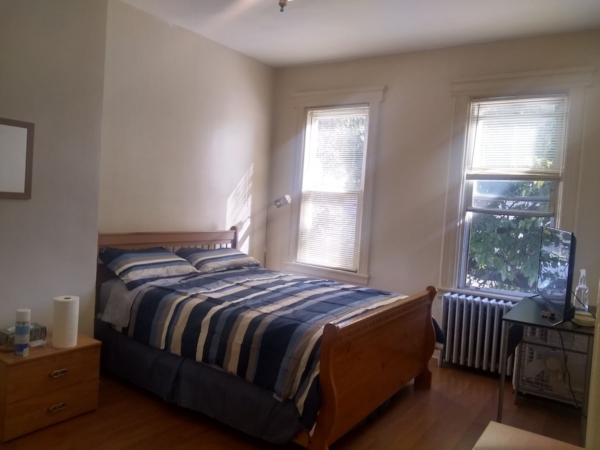 Large room 25 min bus to NYC shared kitchen & bath