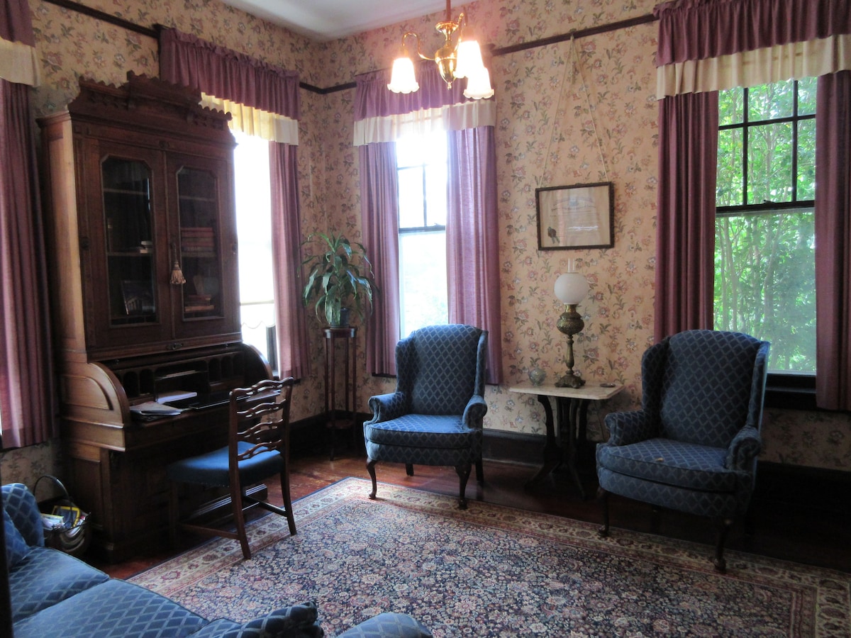 The Maple Terrace Inn, Mahogany Room