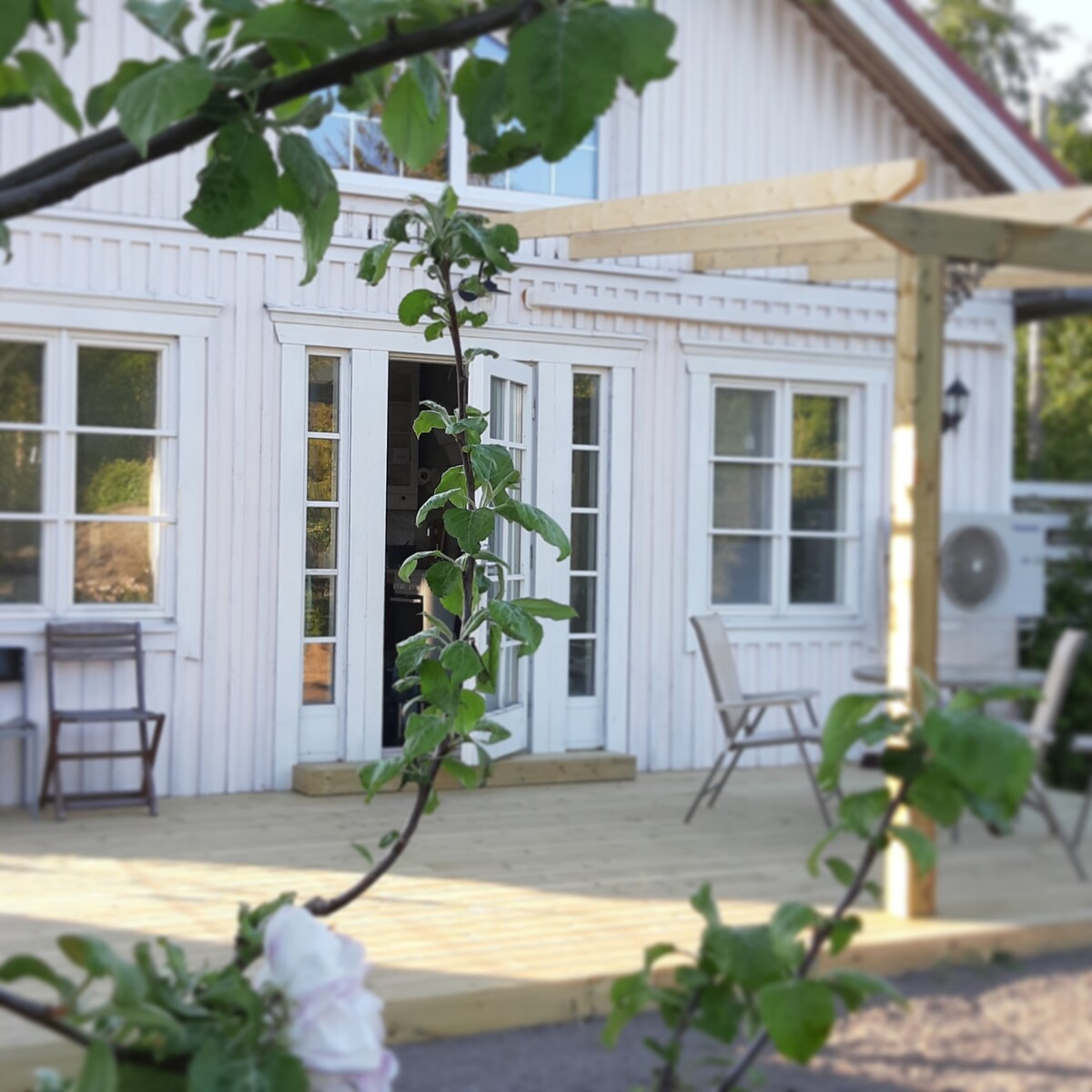 Bergö Seaview; Garden Guest House Apt.