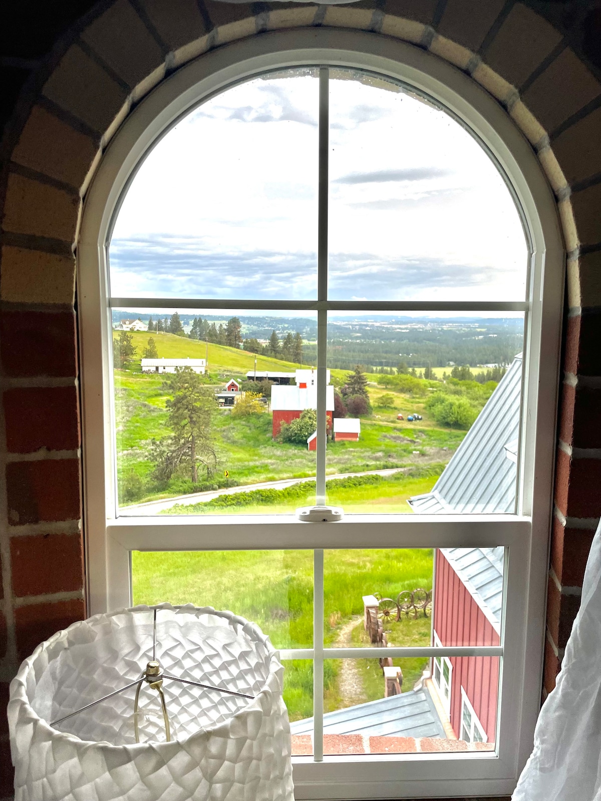 GreenBluff Unique Barn. Amazing Views, Playground