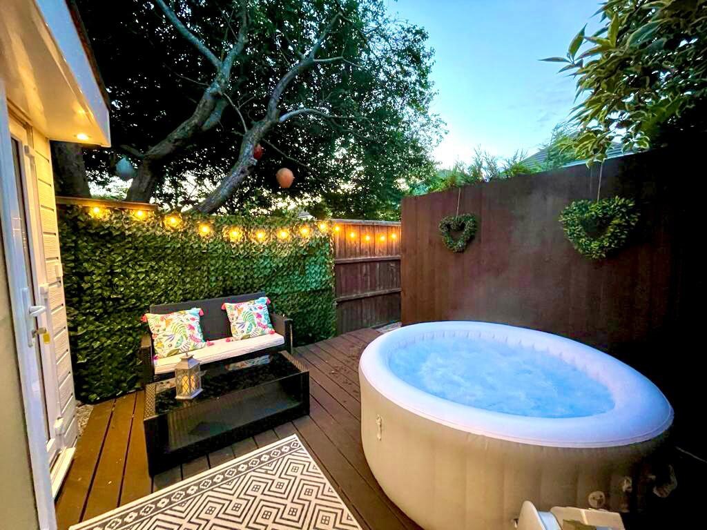 带私人热水浴缸的僻静花园小屋