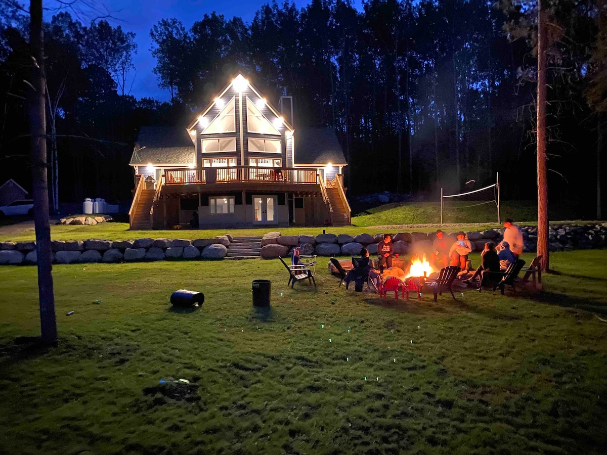 Driftwood lodge on Bark Lake