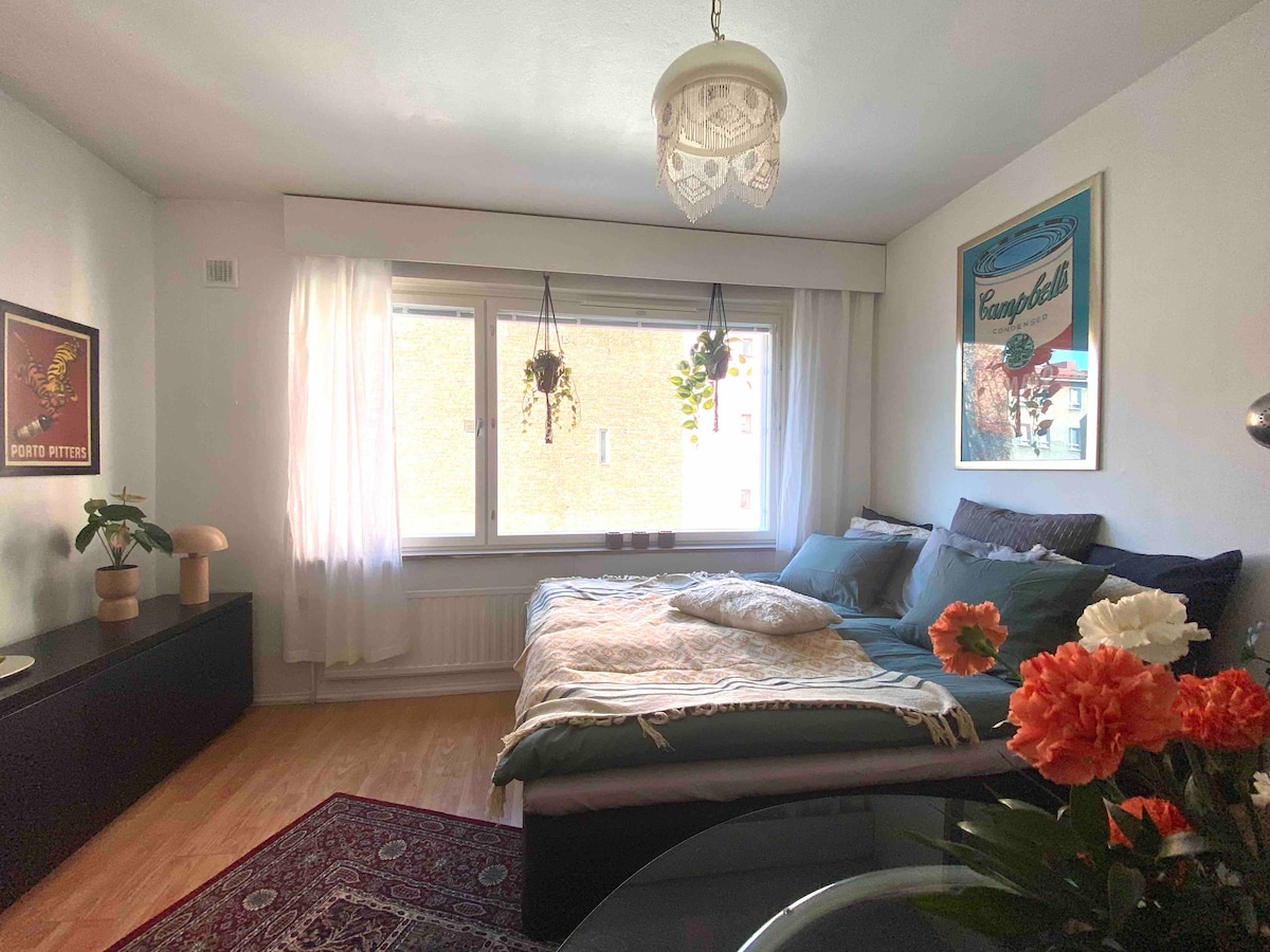 Central & Hip w King Bed, 50m to tram & bus, Wi-Fi