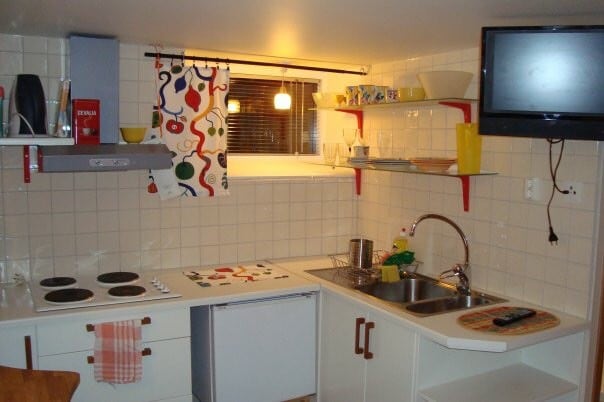 Gävle带独立厨房和卫生间的公寓