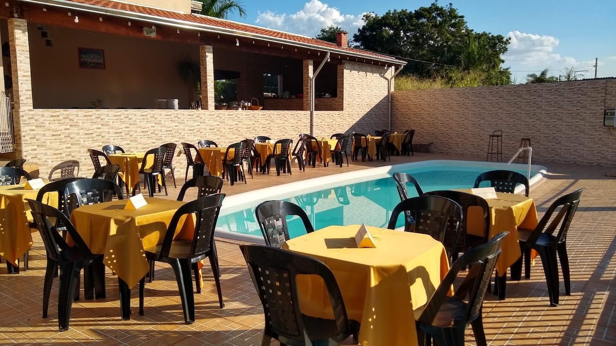 Chácara设有游泳池和完整的休闲区。