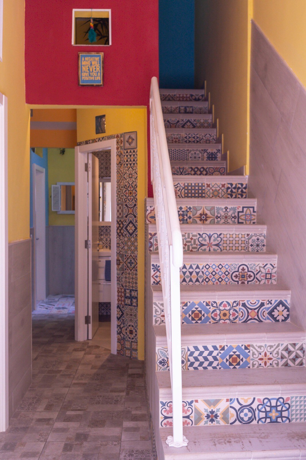 PRIVATE BATHROOM AND COLOURFUL SUNNY ROOM