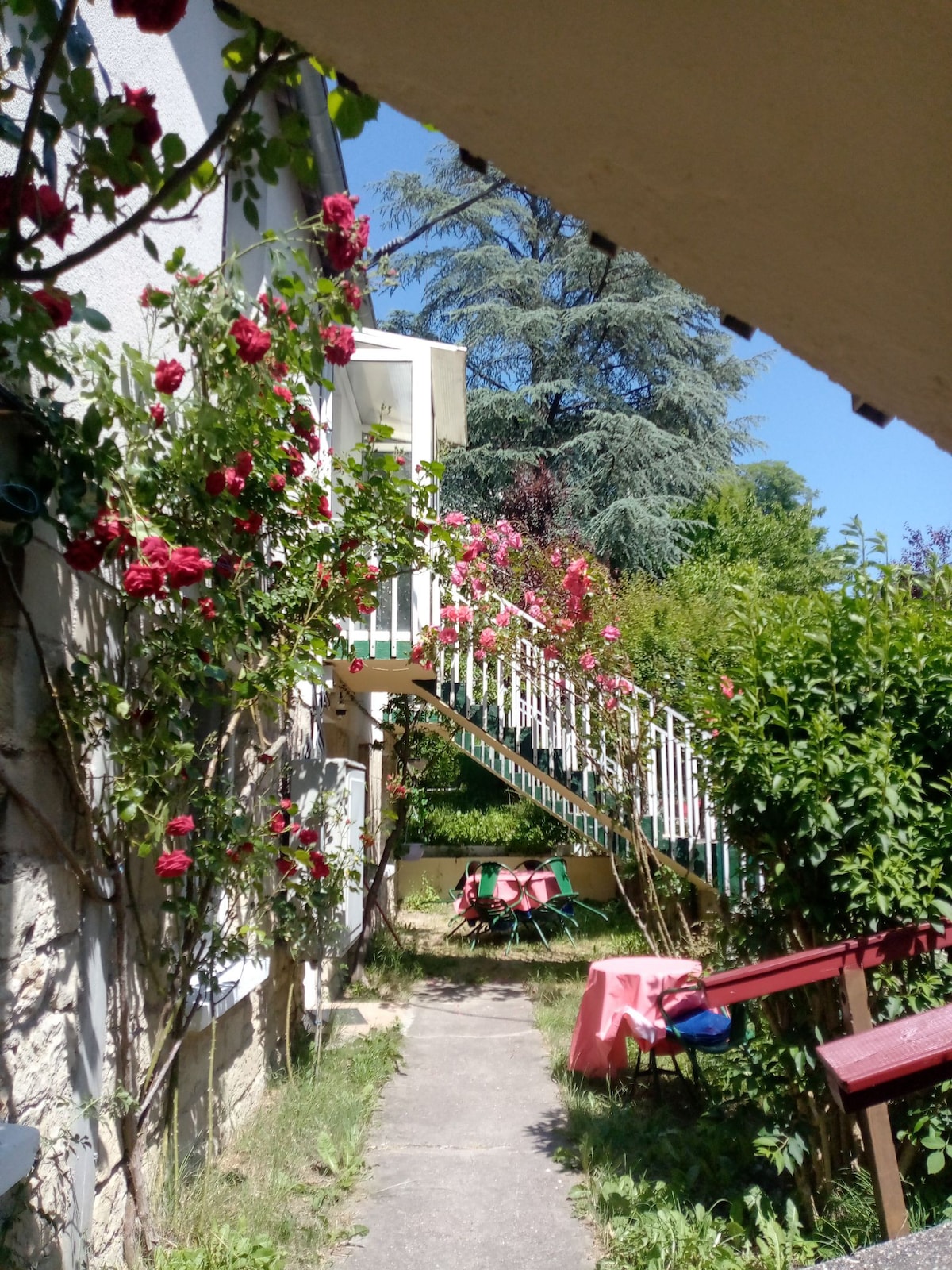 dans le jardin parking calme