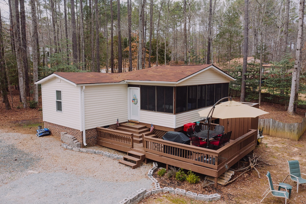 加斯顿湖（ Lake Gaston ）舒适的水滨小屋，船溜