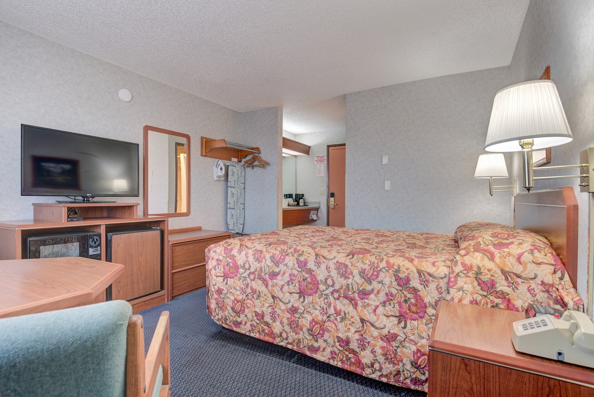 Redmond Inn一张舒适的标准双人床