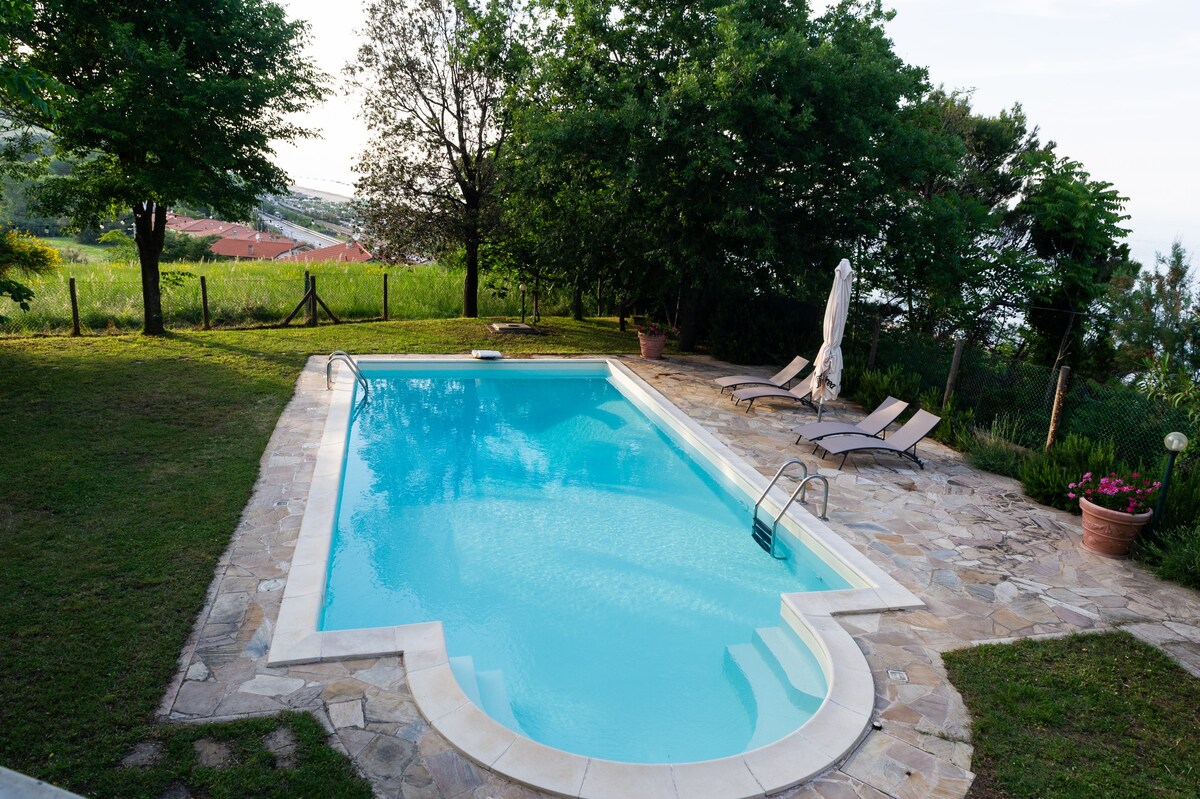 Villa con giardino,piscina,idromassaggio vistamare