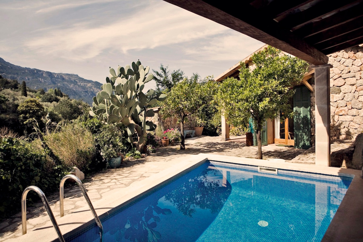 House with pool and magnificent mountain view.