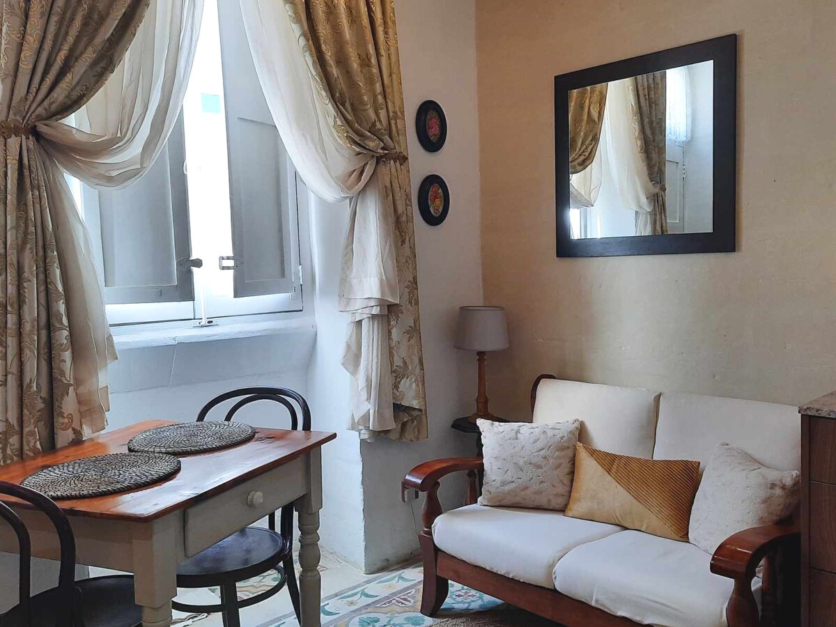 Entire Home Victorian Suite /Malta Airport