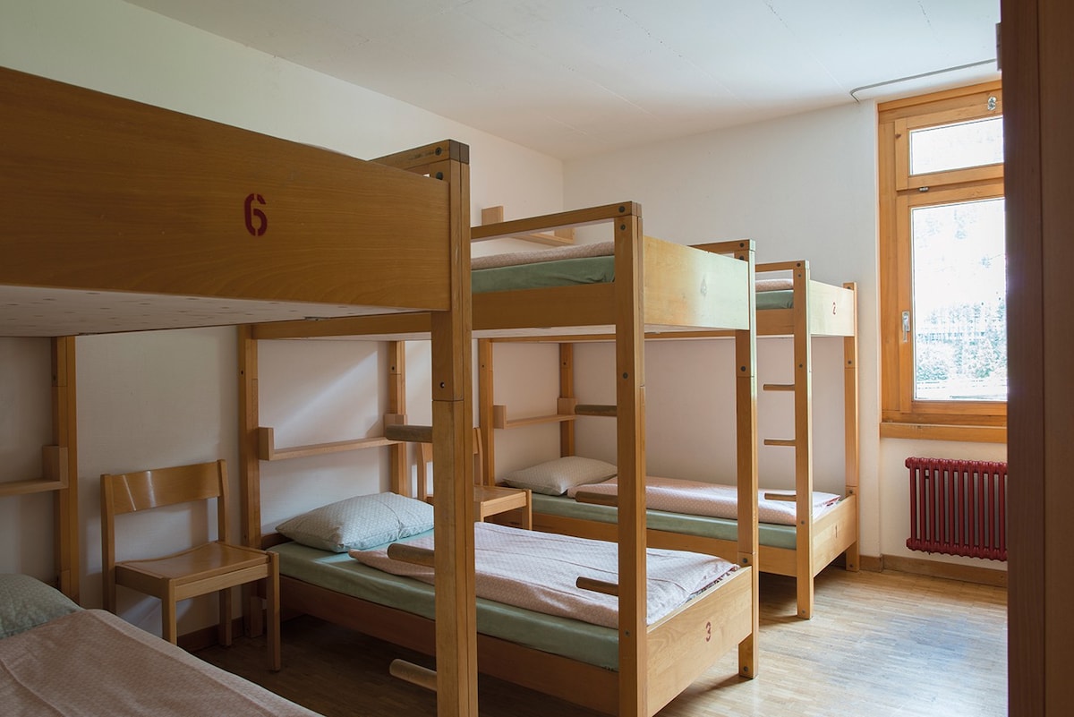 6张床混合宿舍的床| Pontresina青年旅舍