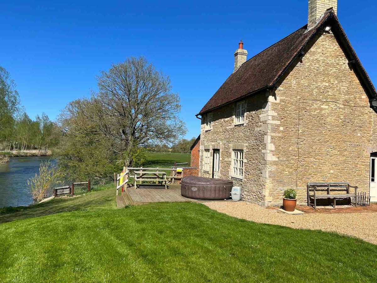 Magical secluded River Cottage - 3 double bedrooms