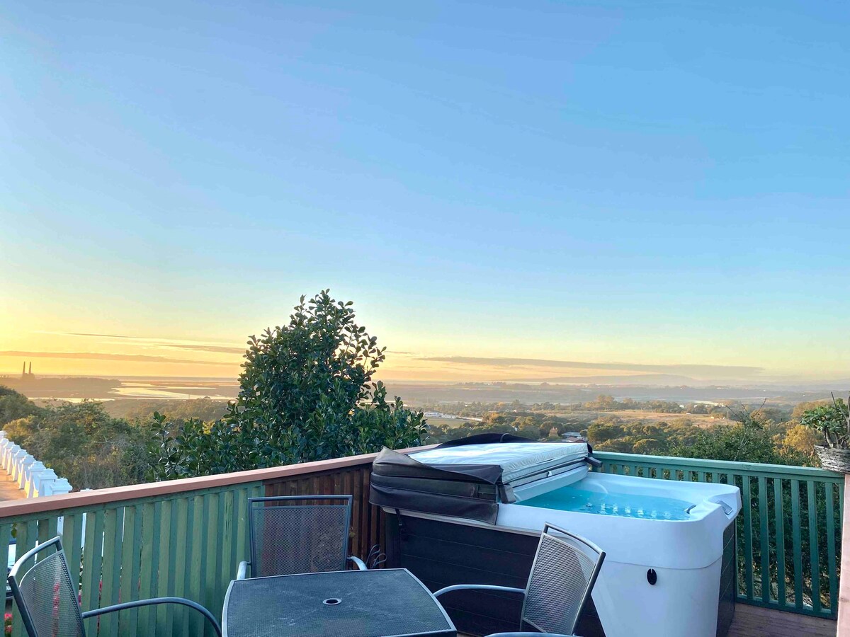 Hilltop Villa w/ Great Views & Private Hot Tub
