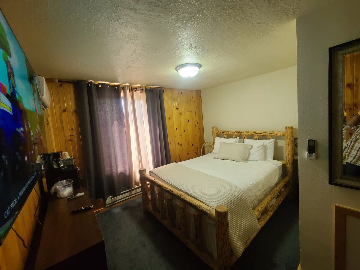 幽灵酒店客房。1张标准双人床和独立卫生间。