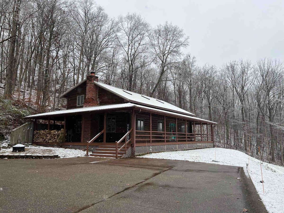 Broomsage Log Cabin with hot tub