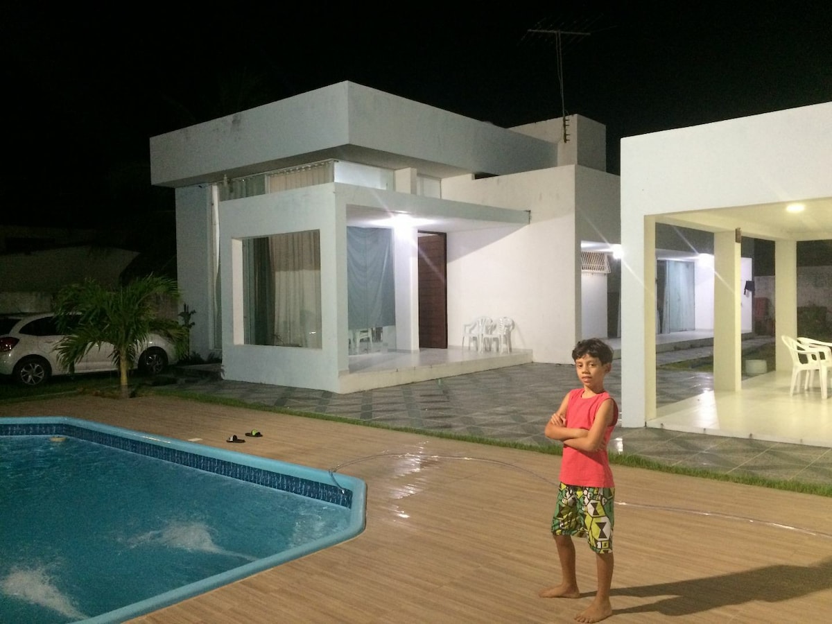 Casa de praia agradável com piscina.