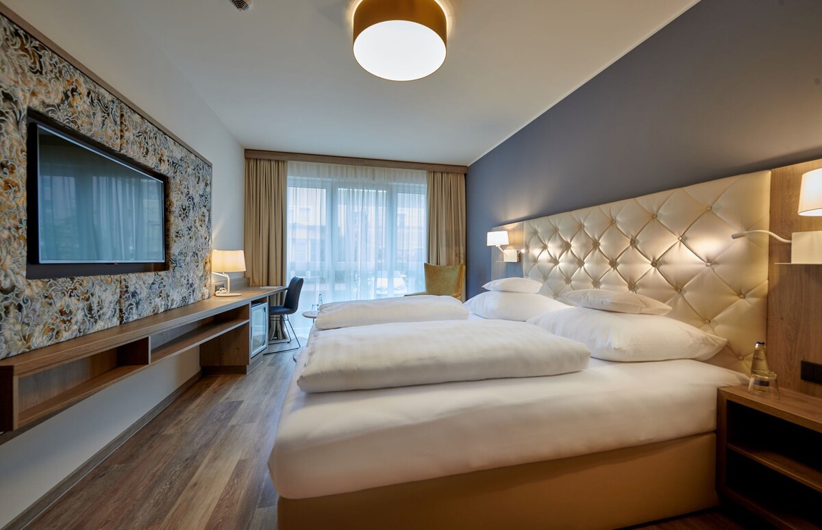 湖滨酒店（ Neutraubling ） ，高级双人房，配备超大双人床