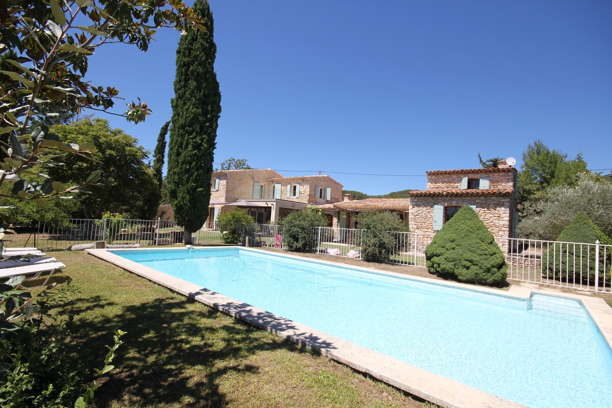 A Mas en Provence Luberon泳池围栏