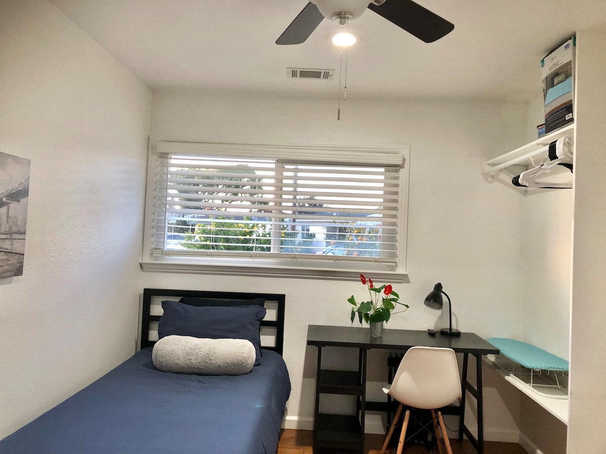 Studio w/AC, Work Space, Free Laundry & Fast Wi-Fi